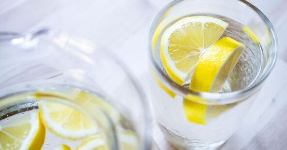 إن إضافة عصير الليمون إلى الماء يجعل من السهل اتباع نظام غذائي مائي. 
