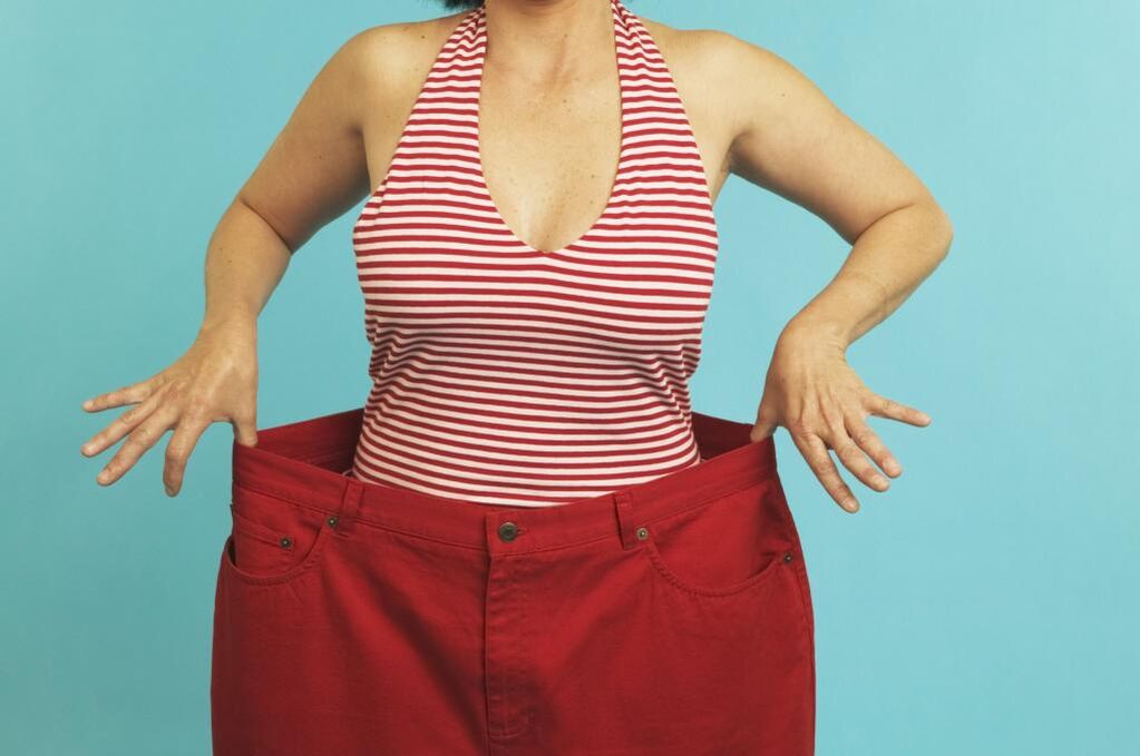 عندما تفقد وزنك باتباع نظام غذائي كيميائي، تصبح ملابسك القديمة كبيرة جدًا