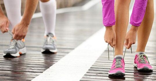 ربط رباط الحذاء قبل الركض لفقدان الوزن
