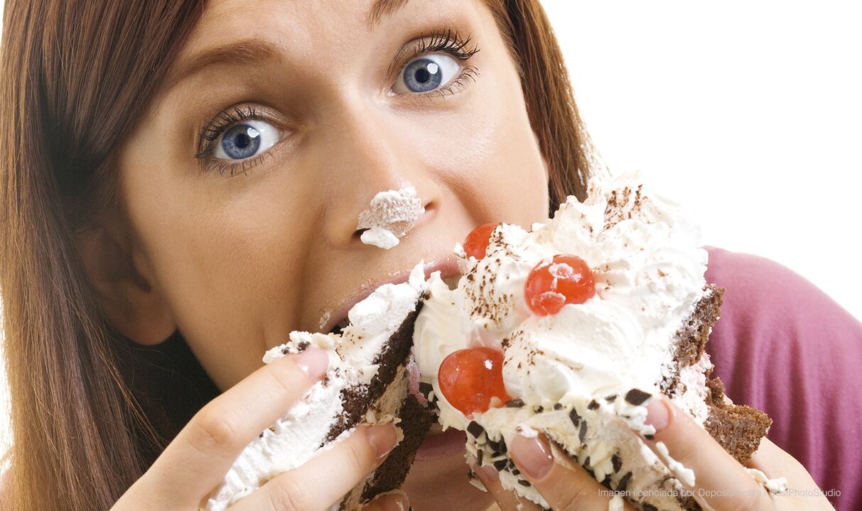 فتاة تأكل الكعك وتتحسن في كيفية إنقاص الوزن