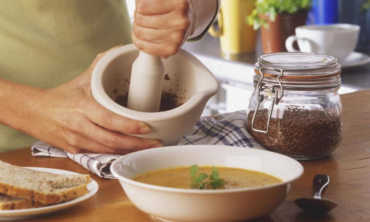 إضافة بذور الكتان إلى الحساء من أجل وظيفة جيدة للأمعاء