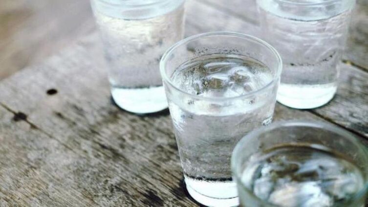 عند استخدام مدرات البول لفقدان الوزن ، يجب أن تشرب الكثير من الماء. 